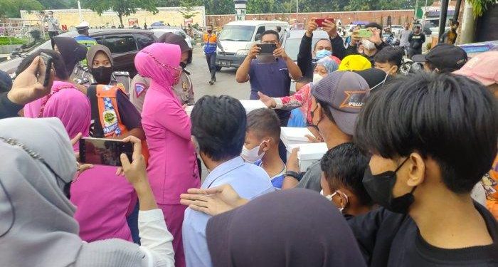 Ibu-Ibu Bhayangkari Polres Majalengka Bagikan Takjil Gratis