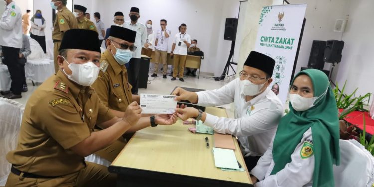 Bupati dan Sekda Kompak Bayar Zakat Saat Launching Gerakan Cinta Zakat