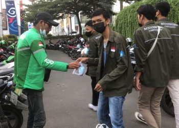 HIMAKA UCIC Bagikan Ta’jil ke Driver Ojol