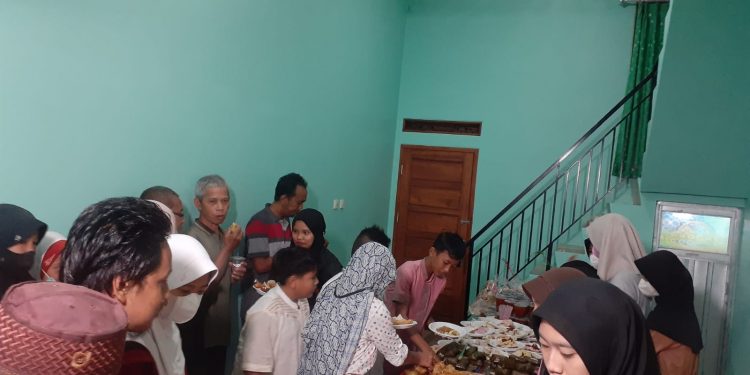 Remaja Masjid Baitul Hikmah Kelurahan Sumber Adakan Bukber dan Pembagian Takjil