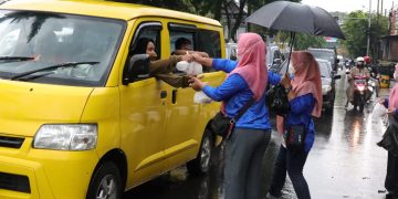 Giliran Diskominfo Bagikan Takjil Meski Diguyur Hujan