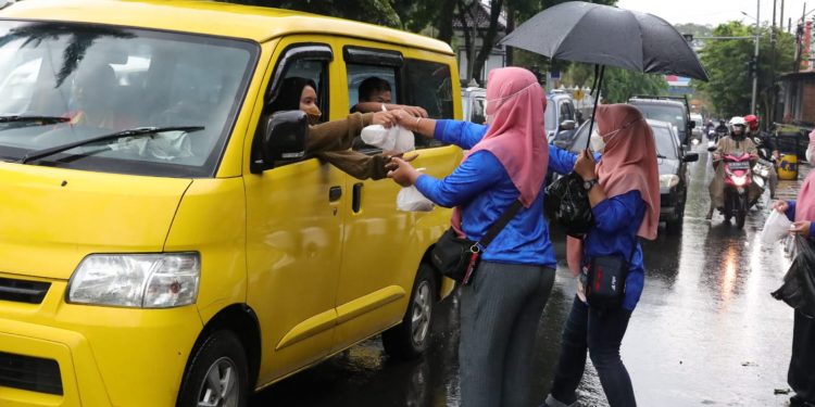 Giliran Diskominfo Bagikan Takjil Meski Diguyur Hujan