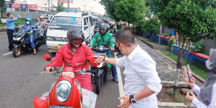 Tiap Rabu PAM Tirta Kamuning Takjil On The Street
