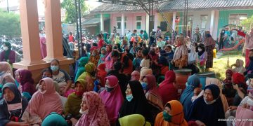 Pemdes Palimanan Barat Bagikan BLT Minyak Goreng dan BPNT