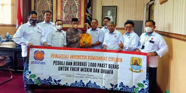 REI Cirebon Serahkan 1000 Paket Beras untuk Fakir Miskin dan Dhuafa