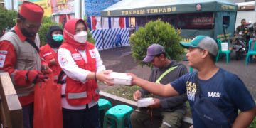 PMI Kabupaten Cirebon Bagikan Ratusan Nasi Kotak kepada Pemudik