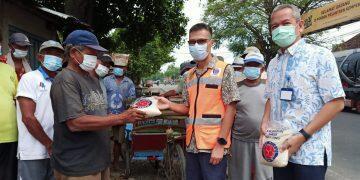 Indocement Bagikan Sodaqoh Beras 22,7 Ton untuk Masyarakat Desa Binaan