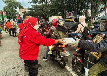 Lagi, PMI Kabupaten Cirebon Bagi-bagi Nasi Bungkus untuk Pemudik