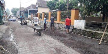 Lama Tak Tersentuh Pemerintah, Warga Perbaiki Jalan Rusak dengan Berswadaya