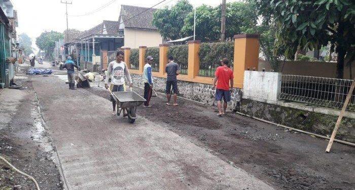 Lama Tak Tersentuh Pemerintah, Warga Perbaiki Jalan Rusak dengan Berswadaya