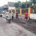 Lama Tak Tersentuh Pemerintah, Warga Perbaiki Jalan Rusak dengan Berswadaya