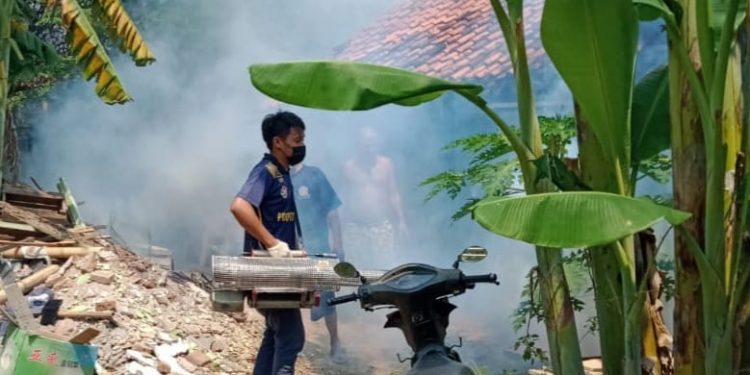Cegah DBD, Pemdes Megu Cilik Lakukan Fogging