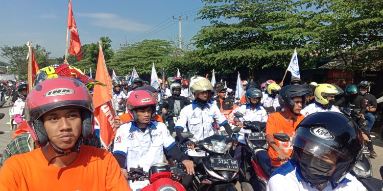 Ribuan Buruh Unjuk Rasa di Depan Gedung DPRD Majalengka