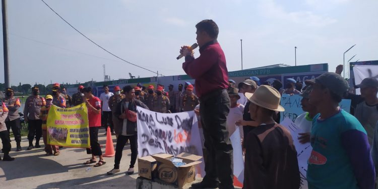 Ratusan Warga Desa Penyangga Gelar Unjuk Rasa