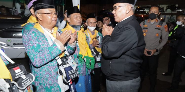 404 Jamaah Haji Asal Kuningan Dilepas Keberangkatannya
