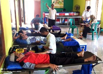 Aparat Desa Tuk Karangsuwung Lakukan Donor Darah