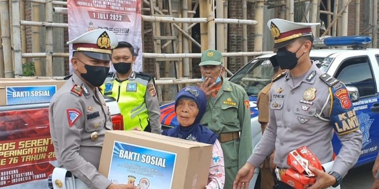 Sambut HUT Bhayangkara ke-76, Satlantas Polres Majalengka Bagikan Ratusan Paket Sembako