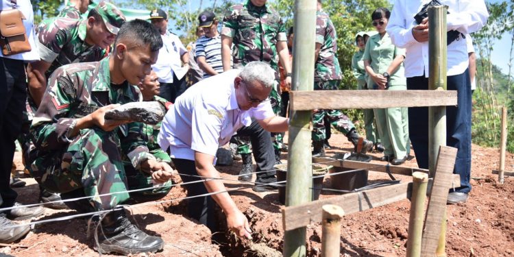 Danrem Bersama Bupati Letakan Batu Pertama Pembangunan Masjid di Area Argowisata