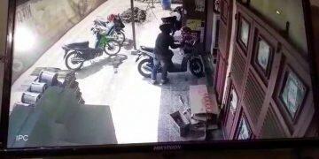 Maling Motor Terekam CCTV, Seorang Pemuda Digelandang Polisi