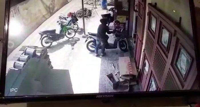 Maling Motor Terekam CCTV, Seorang Pemuda Digelandang Polisi