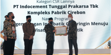 Kembangkan Wisata Kampung Batik Ciwaringin, Indocement Dapat Penghargaan Gold dari Wapres