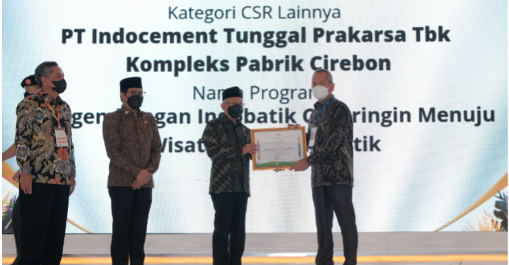 Kembangkan Wisata Kampung Batik Ciwaringin, Indocement Dapat Penghargaan Gold dari Wapres