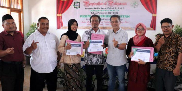 Ratusan Warga Anjatan Terima Ijazah Paket