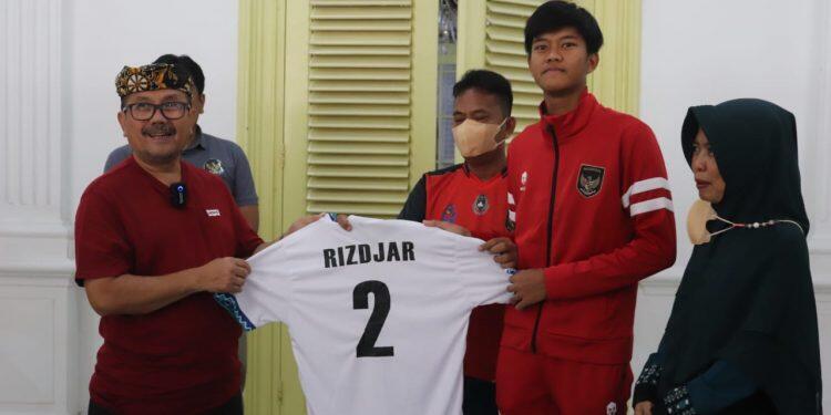 Imron Bakal Kembangkan Persepakbolaan Cirebon