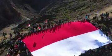 Polres Majalengkan Kibarkan Bendera Merah Putih Raksasa di Puncak Gunung Ciremai