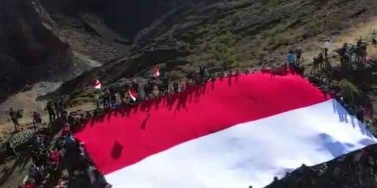 Polres Majalengkan Kibarkan Bendera Merah Putih Raksasa di Puncak Gunung Ciremai