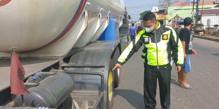 Mahasiswi Tewas Tertabrak Truk Tangki BBM