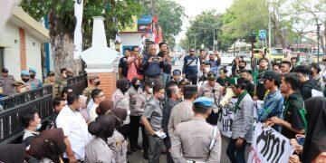Tolak Kenaikan Harga BBM, HMI Majalengka Demo Gedung DPRD