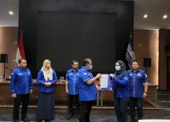 DPP Serahkan SK Ketua dan Kepengurusan DPC Partai Demokrat Kota Cirebon