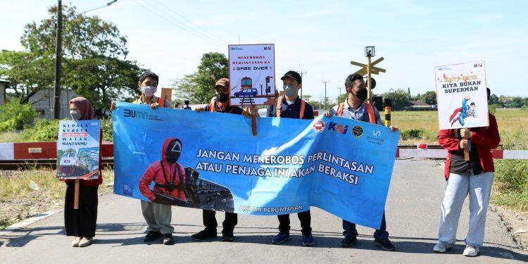 Berhati-hati di Perlintasan KA Sebidang