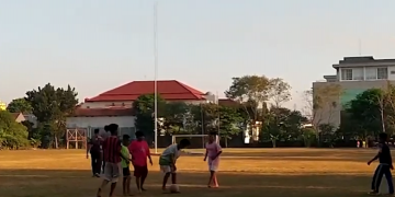 Ada Tiang Bendera di Tengah Lapangan Madya Bima