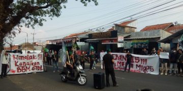 HMI Tolak Kenaikan BBM dan TDL di Depan Gedung DPRD Kuningan
