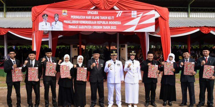 Sembilan Pegawai Pemkab Cirebon Terima Penghargaan PNS Berprestasi