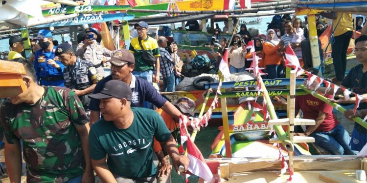 Meski Pailit dan BBM Naik, Nadran Tetap Berjalan