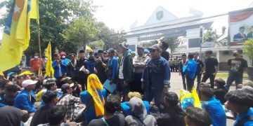 Tolak BBM Naik, PMII Indramayu Jebol Pagar Gedung DPRD