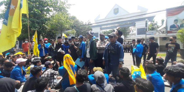 Tolak BBM Naik, PMII Indramayu Jebol Pagar Gedung DPRD