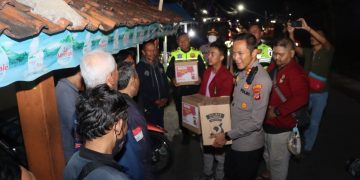 Berbagi Sembako, Kapolres Kuningan Datangi Tukang Ojek