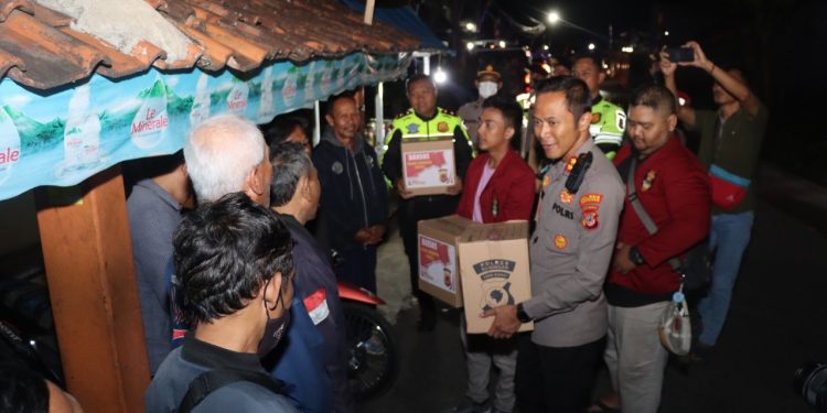 Berbagi Sembako, Kapolres Kuningan Datangi Tukang Ojek