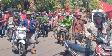 Protes BBM Naik, Buruh dan Tani Indramayu Dorong Motor