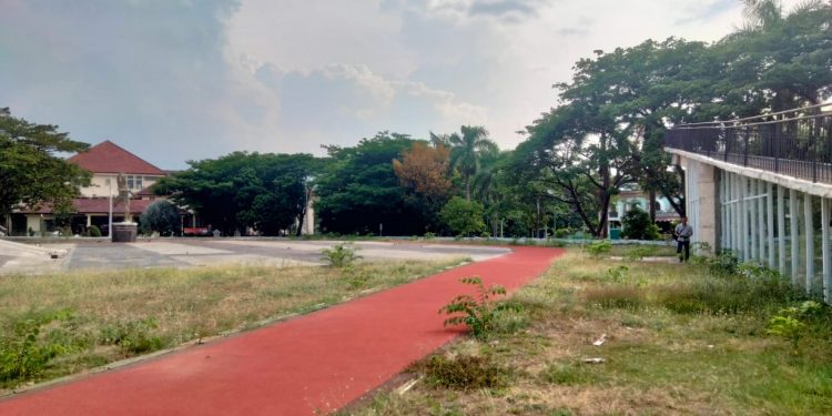 Alun-alun Pataraksa Ditumbuhi Tanaman Liar