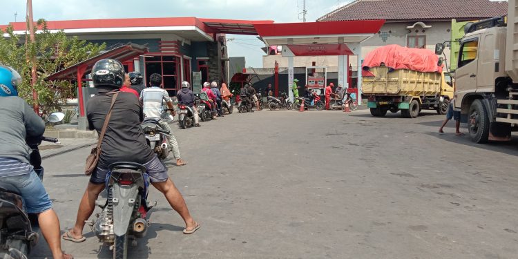 Walau BBM Naik, Faktanya Antrian Masih Tetap Panjang