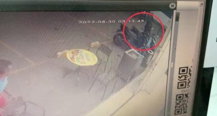 Pencurian Motor di Minimarket Bongas Terekam CCTV, Videonya Viral di Medsos