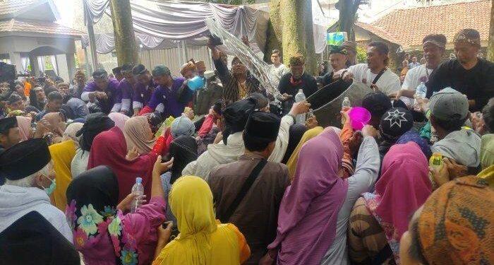 Berharap Berkah, Warga Berebut Air Bekas Cucian Pusaka Talaga Manggung