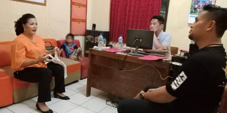 Seorang Ibu Tega Aniaya Anak Angkatnya