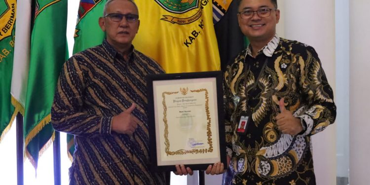 Bupati Acep Dapat Penghargaan Sebagai Tokoh Literasi Digital Daerah