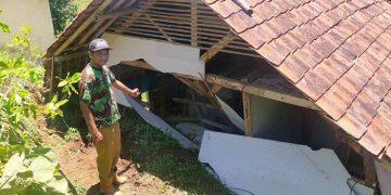 Tebing Setinggi 10 Meter di Margajaya Longsor, Timpa Dua Rumah Warga